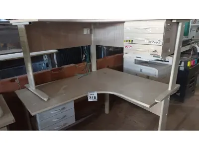 LOTE 318 - 02 MESAS EM L DE MADEIRA COM 03 GAVETAS. (NO ESTADO) ATENÇÃO! FAZER A VISITAÇÃO ANTES DE ARREMATAR, NÃO SABEMOS SE FUNCIONA, LEILÃO NÃO TEM GARANTIA E NEM DEVOLUÇÃO, SUJEITO A POSSÍVEIS AVARIAS VISÍVEIS/OCULTAS E/OU AUSÊNCIA DE COMPONENTES.