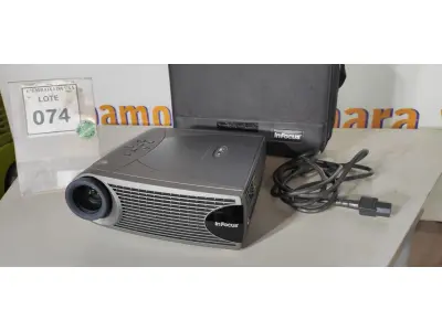 LOTE 074 - 01 PROJETOR INFOCUS LP350 COM BOLSA BIVOLTS. (NO ESTADO EM QUE SE ENCONTRA. SUJEITO A AVARIAS OCULTAS/VISÍVEIS.) CS1001225