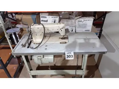 LOTE 303 - 01 MÁQUINA DE COSTURA PROFISSIONAL. (NO ESTADO) ATENÇÃO! FAZER A VISITAÇÃO ANTES DE ARREMATAR, NÃO SABEMOS SE FUNCIONA, LEILÃO NÃO TEM GARANTIA E NEM DEVOLUÇÃO, SUJEITO A POSSÍVEIS AVARIAS VISÍVEIS/OCULTAS E/OU AUSÊNCIA DE COMPONENTES.