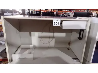 LOTE 304 - 02 MESAS DE ESCRITÓRIO EM MADEIRA E 01 GAVETEIRO COM 04 GAVETAS. (NO ESTADO) ATENÇÃO! FAZER A VISITAÇÃO ANTES DE ARREMATAR, NÃO SABEMOS SE FUNCIONA, LEILÃO NÃO TEM GARANTIA E NEM DEVOLUÇÃO, SUJEITO A POSSÍVEIS AVARIAS VISÍVEIS/OCULTAS E/OU AUSÊNCIA DE COMPONENTES.