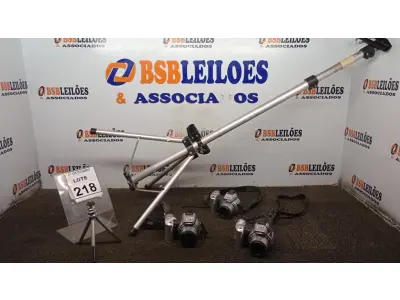 LOTE 218 - 02 TRIPÉS DE CÂMERA COM 03 CÂMERAS MARCA MINOLTA. (NO ESTADO) ATENÇÃO! FAZER A VISITAÇÃO ANTES DE ARREMATAR, NÃO SABEMOS SE FUNCIONA, LEILÃO NÃO TEM GARANTIA E NEM DEVOLUÇÃO, SUJEITO A POSSÍVEIS AVARIAS VISÍVEIS/OCULTAS E/OU AUSÊNCIA DE COMPONENTES.