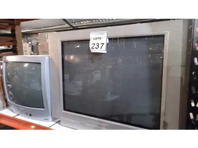 LOTE 237 - 02 TVS DE TUBO MARCAS PHILIPS E SEMP TOSHIBA. (NO ESTADO) ATENÇÃO! FAZER A VISITAÇÃO ANTES DE ARREMATAR, NÃO SABEMOS SE FUNCIONA, LEILÃO NÃO TEM GARANTIA E NEM DEVOLUÇÃO, SUJEITO A POSSÍVEIS AVARIAS VISÍVEIS/OCULTAS E/OU AUSÊNCIA DE COMPONENTES.