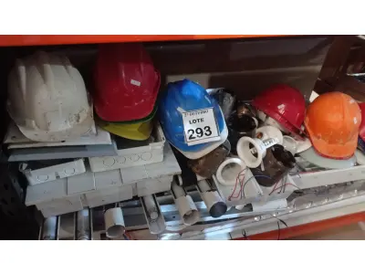LOTE 293 - 16 LUMINÁRIAS TIPO CALHA TAMANHOS DIVERSOS, 21 LUMINÁRIAS DE TETO EM PVC E SPOTS EM METAL, 01 CAIXA DE PASSAGEM EM METAL COM 05 TAMPAS DIVERSAS, 12 CAPACETES DE PROTEÇÃO E MATÉRIAS DIVERSOS. (NO ESTADO) ATENÇÃO! FAZER A VISITAÇÃO ANTES DE ARREMATAR, NÃO SABEMOS SE FUNCIONA, LEILÃO NÃO TEM GARANTIA E NEM DEVOLUÇÃO, SUJEITO A POSSÍVEIS AVARIAS VISÍVEIS/OCULTAS E/OU AUSÊNCIA DE COMPONENTES.