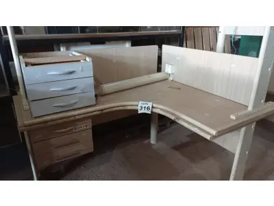 LOTE 316 - 02 MESAS EM L DE MADEIRA COM 03 GAVETAS. (NO ESTADO) ATENÇÃO! FAZER A VISITAÇÃO ANTES DE ARREMATAR, NÃO SABEMOS SE FUNCIONA, LEILÃO NÃO TEM GARANTIA E NEM DEVOLUÇÃO, SUJEITO A POSSÍVEIS AVARIAS VISÍVEIS/OCULTAS E/OU AUSÊNCIA DE COMPONENTES.