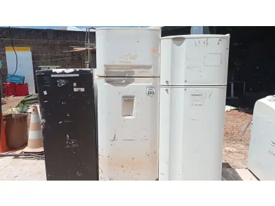 LOTE 323 - 03 SUCATAS DE GELADEIRA MARCAS DIVERSAS. (NO ESTADO) ATENÇÃO! FAZER A VISITAÇÃO ANTES DE ARREMATAR, NÃO SABEMOS SE FUNCIONA, LEILÃO NÃO TEM GARANTIA E NEM DEVOLUÇÃO, SUJEITO A POSSÍVEIS AVARIAS VISÍVEIS/OCULTAS E/OU AUSÊNCIA DE COMPONENTES.