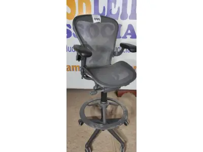 LOTE 090 - 01 CADEIRA DE ESCRITÓRIO ALTA  HERMAM MILLER. (NO ESTADO EM QUE SE ENCONTRA. SUJEITO A AVARIAS OCULTAS/VISÍVEIS.)