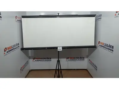 LOTE 230 - 01 TELA DE PROJEÇÃO RETRÁTIL. (NO ESTADO) ATENÇÃO! FAZER A VISITAÇÃO ANTES DE ARREMATAR, NÃO SABEMOS SE FUNCIONA, LEILÃO NÃO TEM GARANTIA E NEM DEVOLUÇÃO, SUJEITO A POSSÍVEIS AVARIAS VISÍVEIS/OCULTAS E/OU AUSÊNCIA DE COMPONENTES.