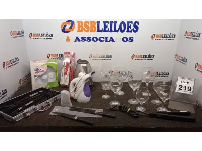 LOTE 219 - 02 FACAS DECORATIVAS, 09 TAÇAS DE VIDRO, 01 PASSADEIRA A VAPOR, 01 CHALEIRA ELÉTRICA, 01 BOMBA MANUAL DE EXTRAÇÃO DE LEITE MATERNO, 01 CHAPINHA, 01 MICROFONE E 01 KIT DE CHURRASCO COM FACA, GARFO E PAGADOR COM CASE. (NO ESTADO) ATENÇÃO! FAZER A VISITAÇÃO ANTES DE ARREMATAR, NÃO SABEMOS SE FUNCIONA, LEILÃO NÃO TEM GARANTIA E NEM DEVOLUÇÃO, SUJEITO A POSSÍVEIS AVARIAS VISÍVEIS/OCULTAS E/OU AUSÊNCIA DE COMPONENTES.