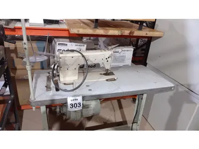 LOTE 303 - 01 MÁQUINA DE COSTURA PROFISSIONAL. (NO ESTADO) ATENÇÃO! FAZER A VISITAÇÃO ANTES DE ARREMATAR, NÃO SABEMOS SE FUNCIONA, LEILÃO NÃO TEM GARANTIA E NEM DEVOLUÇÃO, SUJEITO A POSSÍVEIS AVARIAS VISÍVEIS/OCULTAS E/OU AUSÊNCIA DE COMPONENTES.