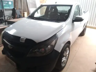 LOTE 341 - 01 CAMINHONETE CHEVROLET/MONTANA SPORT ALCOOL/GASOLINA, ANO 2011/2012 NA COR BRANCA. (OBS: APROXIMADAMENTE R$ 10.000,00 DE DÉBITO. (NO ESTADO)