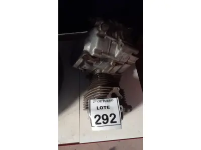 LOTE 292 - 01 MOTOR DE MOTO HONDA. (NO ESTADO) ATENÇÃO! FAZER A VISITAÇÃO ANTES DE ARREMATAR, NÃO SABEMOS SE FUNCIONA, LEILÃO NÃO TEM GARANTIA E NEM DEVOLUÇÃO, SUJEITO A POSSÍVEIS AVARIAS VISÍVEIS/OCULTAS E/OU AUSÊNCIA DE COMPONENTES.