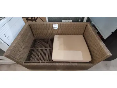 LOTE 067 - 01 SOFÁ DE JARDIM. (NO ESTADO EM QUE SE ENCONTRA. SUJEITO A AVARIAS OCULTAS/VISÍVEIS.) BH1517T