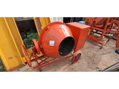 LOTE 334 - 01 BETONEIRA DE 400 LITROS C/MOTOR. (NO ESTADO) ATENÇÃO! FAZER A VISITAÇÃO ANTES DE ARREMATAR, NÃO SABEMOS SE FUNCIONA, LEILÃO NÃO TEM GARANTIA E NEM DEVOLUÇÃO, SUJEITO A POSSÍVEIS AVARIAS VISÍVEIS/OCULTAS E/OU AUSÊNCIA DE COMPONENTES.