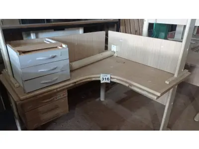 LOTE 316 - 02 MESAS EM L DE MADEIRA COM 03 GAVETAS. (NO ESTADO) ATENÇÃO! FAZER A VISITAÇÃO ANTES DE ARREMATAR, NÃO SABEMOS SE FUNCIONA, LEILÃO NÃO TEM GARANTIA E NEM DEVOLUÇÃO, SUJEITO A POSSÍVEIS AVARIAS VISÍVEIS/OCULTAS E/OU AUSÊNCIA DE COMPONENTES.