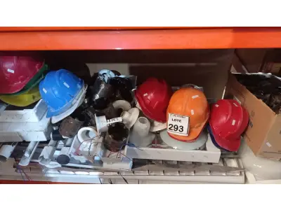 LOTE 293 - 16 LUMINÁRIAS TIPO CALHA TAMANHOS DIVERSOS, 21 LUMINÁRIAS DE TETO EM PVC E SPOTS EM METAL, 01 CAIXA DE PASSAGEM EM METAL COM 05 TAMPAS DIVERSAS, 12 CAPACETES DE PROTEÇÃO E MATÉRIAS DIVERSOS. (NO ESTADO) ATENÇÃO! FAZER A VISITAÇÃO ANTES DE ARREMATAR, NÃO SABEMOS SE FUNCIONA, LEILÃO NÃO TEM GARANTIA E NEM DEVOLUÇÃO, SUJEITO A POSSÍVEIS AVARIAS VISÍVEIS/OCULTAS E/OU AUSÊNCIA DE COMPONENTES.