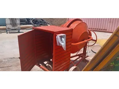 LOTE 334 - 01 BETONEIRA DE 400 LITROS C/MOTOR. (NO ESTADO) ATENÇÃO! FAZER A VISITAÇÃO ANTES DE ARREMATAR, NÃO SABEMOS SE FUNCIONA, LEILÃO NÃO TEM GARANTIA E NEM DEVOLUÇÃO, SUJEITO A POSSÍVEIS AVARIAS VISÍVEIS/OCULTAS E/OU AUSÊNCIA DE COMPONENTES.