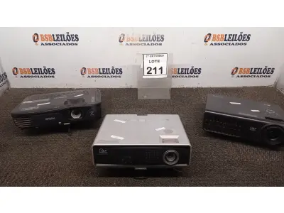 LOTE 211 - 03 PROJETORES DE MARCAS E MODELOS DIVERSOS. (NO ESTADO) ATENÇÃO! FAZER A VISITAÇÃO ANTES DE ARREMATAR, NÃO SABEMOS SE FUNCIONA, LEILÃO NÃO TEM GARANTIA E NEM DEVOLUÇÃO, SUJEITO A POSSÍVEIS AVARIAS VISÍVEIS/OCULTAS E/OU AUSÊNCIA DE COMPONENTES.