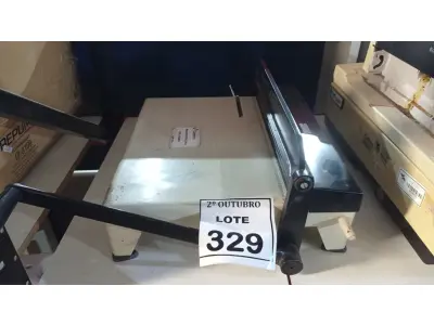 LOTE 329 - 01 PERFURADOR DE PAPEL. (NO ESTADO) ATENÇÃO! FAZER A VISITAÇÃO ANTES DE ARREMATAR, NÃO SABEMOS SE FUNCIONA, LEILÃO NÃO TEM GARANTIA E NEM DEVOLUÇÃO, SUJEITO A POSSÍVEIS AVARIAS VISÍVEIS/OCULTAS E/OU AUSÊNCIA DE COMPONENTES.