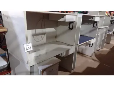 LOTE 304 - 02 MESAS DE ESCRITÓRIO EM MADEIRA E 01 GAVETEIRO COM 04 GAVETAS. (NO ESTADO) ATENÇÃO! FAZER A VISITAÇÃO ANTES DE ARREMATAR, NÃO SABEMOS SE FUNCIONA, LEILÃO NÃO TEM GARANTIA E NEM DEVOLUÇÃO, SUJEITO A POSSÍVEIS AVARIAS VISÍVEIS/OCULTAS E/OU AUSÊNCIA DE COMPONENTES.