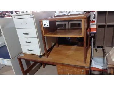 LOTE 312 - 01 MESA DE ESCRITÓRIO COM 03 GAVETAS EM MADEIRA, 01 MESINHA E 01 GAVETEIRO. (NO ESTADO) ATENÇÃO! FAZER A VISITAÇÃO ANTES DE ARREMATAR, NÃO SABEMOS SE FUNCIONA, LEILÃO NÃO TEM GARANTIA E NEM DEVOLUÇÃO, SUJEITO A POSSÍVEIS AVARIAS VISÍVEIS/OCULTAS E/OU AUSÊNCIA DE COMPONENTES.