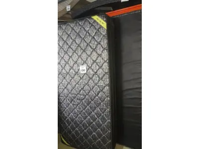 LOTE 130 - 01 COLCHÃO SOLTEIRO COM BASE 1,88CM X 0,88CM. (NO ESTADO EM QUE SE ENCONTRA. SUJEITO A AVARIAS OCULTAS/VISÍVEIS.) BJ7219X