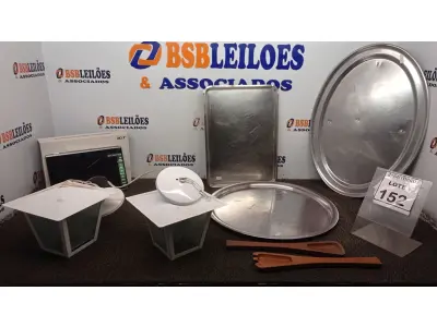 LOTE 152 - 01 TABLET MARCA ACER, 03 BANDEJAS EM INOX, 02 LUMINÁRIAS E 02 COLHERES DE PAU. (NO ESTADO) ATENÇÃO! FAZER A VISITAÇÃO ANTES DE ARREMATAR, NÃO SABEMOS SE FUNCIONA, LEILÃO NÃO TEM GARANTIA E NEM DEVOLUÇÃO, SUJEITO A POSSÍVEIS AVARIAS VISÍVEIS/OCULTAS E/OU AUSÊNCIA DE COMPONENTES.