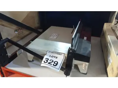 LOTE 329 - 01 PERFURADOR DE PAPEL. (NO ESTADO) ATENÇÃO! FAZER A VISITAÇÃO ANTES DE ARREMATAR, NÃO SABEMOS SE FUNCIONA, LEILÃO NÃO TEM GARANTIA E NEM DEVOLUÇÃO, SUJEITO A POSSÍVEIS AVARIAS VISÍVEIS/OCULTAS E/OU AUSÊNCIA DE COMPONENTES.