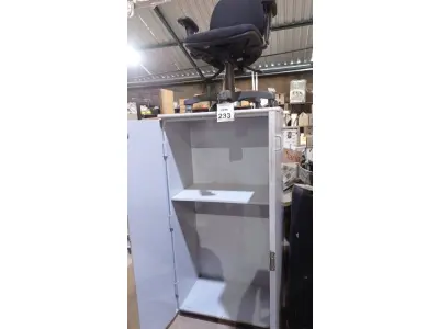 LOTE 233 - 01 ARMÁRIO DE MADEIRA COM PORTAS DE FERRO DE 1,53X0,81X0,48 CM E 01 CADEIRA COM RODINHAS. (NO ESTADO) ATENÇÃO! FAZER A VISITAÇÃO ANTES DE ARREMATAR, NÃO SABEMOS SE FUNCIONA, LEILÃO NÃO TEM GARANTIA E NEM DEVOLUÇÃO, SUJEITO A POSSÍVEIS AVARIAS VISÍVEIS/OCULTAS E/OU AUSÊNCIA DE COMPONENTES.