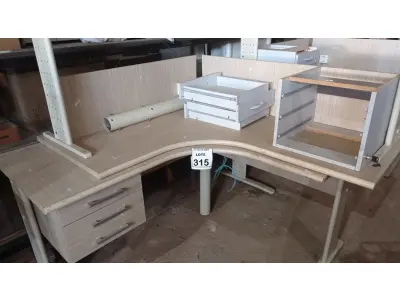 LOTE 315 - 02 MESAS EM L DE MADEIRA COM 03 GAVETAS. (NO ESTADO) ATENÇÃO! FAZER A VISITAÇÃO ANTES DE ARREMATAR, NÃO SABEMOS SE FUNCIONA, LEILÃO NÃO TEM GARANTIA E NEM DEVOLUÇÃO, SUJEITO A POSSÍVEIS AVARIAS VISÍVEIS/OCULTAS E/OU AUSÊNCIA DE COMPONENTES.