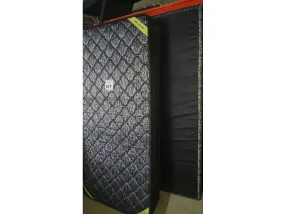 LOTE 127 - 01 COLCHÃO DE SOLTEIRO COM BASE 1,88CMX 0,88CM  (NO ESTADO EM QUE SE ENCONTRA. SUJEITO A AVARIAS OCULTAS/VISÍVEIS.) AU2195B