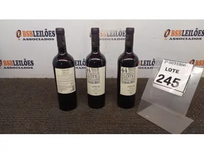 LOTE 245 - 03 GARRAFAS DE VINHO TINTO SECO FINO MALBEC LOTE 44 DE 750ML SAFRA 2020. (NO ESTADO) ATENÇÃO! FAZER A VISITAÇÃO ANTES DE ARREMATAR, NÃO SABEMOS SE FUNCIONA, LEILÃO NÃO TEM GARANTIA E NEM DEVOLUÇÃO, SUJEITO A POSSÍVEIS AVARIAS VISÍVEIS/OCULTAS E/OU AUSÊNCIA DE COMPONENTES.