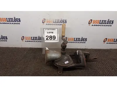 LOTE 289 - 01 MOEDOR DE GRÃOS. (NO ESTADO) ATENÇÃO! FAZER A VISITAÇÃO ANTES DE ARREMATAR, NÃO SABEMOS SE FUNCIONA, LEILÃO NÃO TEM GARANTIA E NEM DEVOLUÇÃO, SUJEITO A POSSÍVEIS AVARIAS VISÍVEIS/OCULTAS E/OU AUSÊNCIA DE COMPONENTES.