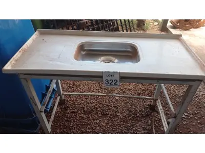 LOTE 322 - 01 PIA COM BASE DE FERRO. (NO ESTADO) ATENÇÃO! FAZER A VISITAÇÃO ANTES DE ARREMATAR, NÃO SABEMOS SE FUNCIONA, LEILÃO NÃO TEM GARANTIA E NEM DEVOLUÇÃO, SUJEITO A POSSÍVEIS AVARIAS VISÍVEIS/OCULTAS E/OU AUSÊNCIA DE COMPONENTES.