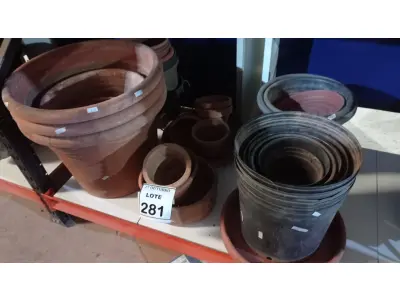 LOTE 281 - 01 LOTE COM VÁRIOS VASOS DE PLANTAS DE MATERIAIS DIVERSOS. (NO ESTADO) ATENÇÃO! FAZER A VISITAÇÃO ANTES DE ARREMATAR, NÃO SABEMOS SE FUNCIONA, LEILÃO NÃO TEM GARANTIA E NEM DEVOLUÇÃO, SUJEITO A POSSÍVEIS AVARIAS VISÍVEIS/OCULTAS E/OU AUSÊNCIA DE COMPONENTES.