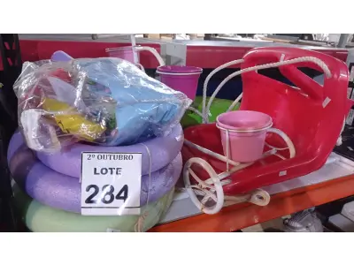 LOTE 284 - 01 VELOCÍPEDE DECORATIVO PARA JARDIM COM 03 VASOS, 02 BOIAS INFLÁVEIS PRA CRIANÇA, 02 BOIAS DE BRAÇO, 04 BOIAS ESPAGUETE, 02 PROTETORES DE CAMA INFANTIL E 01 CADEIRA DE BALANÇO COM CORDA. (NO ESTADO) ATENÇÃO! FAZER A VISITAÇÃO ANTES DE ARREMATAR, NÃO SABEMOS SE FUNCIONA, LEILÃO NÃO TEM GARANTIA E NEM DEVOLUÇÃO, SUJEITO A POSSÍVEIS AVARIAS VISÍVEIS/OCULTAS E/OU AUSÊNCIA DE COMPONENTES.