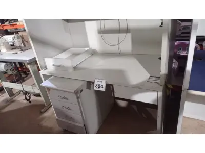 LOTE 304 - 02 MESAS DE ESCRITÓRIO EM MADEIRA E 01 GAVETEIRO COM 04 GAVETAS. (NO ESTADO) ATENÇÃO! FAZER A VISITAÇÃO ANTES DE ARREMATAR, NÃO SABEMOS SE FUNCIONA, LEILÃO NÃO TEM GARANTIA E NEM DEVOLUÇÃO, SUJEITO A POSSÍVEIS AVARIAS VISÍVEIS/OCULTAS E/OU AUSÊNCIA DE COMPONENTES.