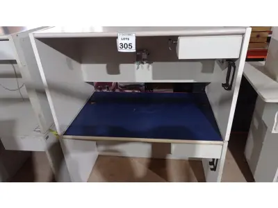 LOTE 305 - 02 MESAS DE ESCRITÓRIO EM MADEIRA. (NO ESTADO) ATENÇÃO! FAZER A VISITAÇÃO ANTES DE ARREMATAR, NÃO SABEMOS SE FUNCIONA, LEILÃO NÃO TEM GARANTIA E NEM DEVOLUÇÃO, SUJEITO A POSSÍVEIS AVARIAS VISÍVEIS/OCULTAS E/OU AUSÊNCIA DE COMPONENTES.