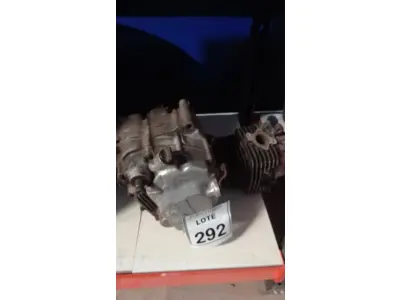 LOTE 292 - 01 MOTOR DE MOTO HONDA. (NO ESTADO) ATENÇÃO! FAZER A VISITAÇÃO ANTES DE ARREMATAR, NÃO SABEMOS SE FUNCIONA, LEILÃO NÃO TEM GARANTIA E NEM DEVOLUÇÃO, SUJEITO A POSSÍVEIS AVARIAS VISÍVEIS/OCULTAS E/OU AUSÊNCIA DE COMPONENTES.