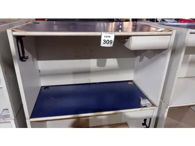 LOTE 309 - 02 MESAS DE ESCRITÓRIO EM MADEIRA. (NO ESTADO) ATENÇÃO! FAZER A VISITAÇÃO ANTES DE ARREMATAR, NÃO SABEMOS SE FUNCIONA, LEILÃO NÃO TEM GARANTIA E NEM DEVOLUÇÃO, SUJEITO A POSSÍVEIS AVARIAS VISÍVEIS/OCULTAS E/OU AUSÊNCIA DE COMPONENTES.