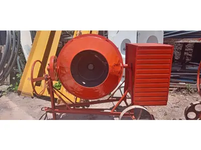 LOTE 334 - 01 BETONEIRA DE 400 LITROS C/MOTOR. (NO ESTADO) ATENÇÃO! FAZER A VISITAÇÃO ANTES DE ARREMATAR, NÃO SABEMOS SE FUNCIONA, LEILÃO NÃO TEM GARANTIA E NEM DEVOLUÇÃO, SUJEITO A POSSÍVEIS AVARIAS VISÍVEIS/OCULTAS E/OU AUSÊNCIA DE COMPONENTES.