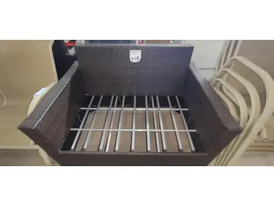 LOTE 085 - 01 SOFÁ DE JARDIM. (NO ESTADO EM QUE SE ENCONTRA. SUJEITO A AVARIAS OCULTAS/VISÍVEIS.) BH1646D