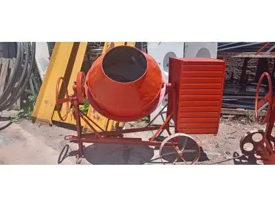 LOTE 334 - 01 BETONEIRA DE 400 LITROS C/MOTOR. (NO ESTADO) ATENÇÃO! FAZER A VISITAÇÃO ANTES DE ARREMATAR, NÃO SABEMOS SE FUNCIONA, LEILÃO NÃO TEM GARANTIA E NEM DEVOLUÇÃO, SUJEITO A POSSÍVEIS AVARIAS VISÍVEIS/OCULTAS E/OU AUSÊNCIA DE COMPONENTES.