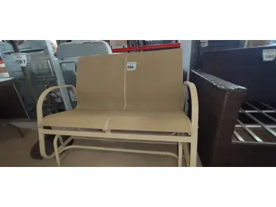 LOTE 086 - 01 SOFÁ DE JARDIM. (NO ESTADO EM QUE SE ENCONTRA. SUJEITO A AVARIAS OCULTAS/VISÍVEIS.) BF8580N