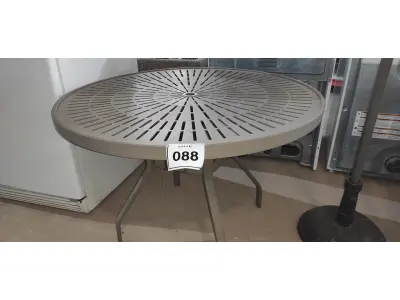 LOTE 088 - 01 MESA DE JARDIM. (NO ESTADO EM QUE SE ENCONTRA. SUJEITO A AVARIAS OCULTAS/VISÍVEIS.) BF8697V