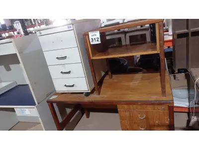 LOTE 312 - 01 MESA DE ESCRITÓRIO COM 03 GAVETAS EM MADEIRA, 01 MESINHA E 01 GAVETEIRO. (NO ESTADO) ATENÇÃO! FAZER A VISITAÇÃO ANTES DE ARREMATAR, NÃO SABEMOS SE FUNCIONA, LEILÃO NÃO TEM GARANTIA E NEM DEVOLUÇÃO, SUJEITO A POSSÍVEIS AVARIAS VISÍVEIS/OCULTAS E/OU AUSÊNCIA DE COMPONENTES.