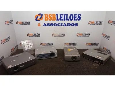 LOTE 156 - 04 PROJETORES DE MARCAS E MODELOS DIVERSOS. (NO ESTADO) ATENÇÃO! FAZER A VISITAÇÃO ANTES DE ARREMATAR, NÃO SABEMOS SE FUNCIONA, LEILÃO NÃO TEM GARANTIA E NEM DEVOLUÇÃO, SUJEITO A POSSÍVEIS AVARIAS VISÍVEIS/OCULTAS E/OU AUSÊNCIA DE COMPONENTES.