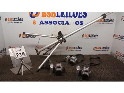 LOTE 218 - 02 TRIPÉS DE CÂMERA COM 03 CÂMERAS MARCA MINOLTA. (NO ESTADO) ATENÇÃO! FAZER A VISITAÇÃO ANTES DE ARREMATAR, NÃO SABEMOS SE FUNCIONA, LEILÃO NÃO TEM GARANTIA E NEM DEVOLUÇÃO, SUJEITO A POSSÍVEIS AVARIAS VISÍVEIS/OCULTAS E/OU AUSÊNCIA DE COMPONENTES.