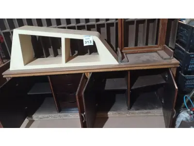 LOTE 313 - 01 ESCANINHO, 01 SUPORTE DE LUMINÁRIA, 01 MESA DE CENTRO SEM TAMPO E 01 ARCA EM MADEIRA COM 04 PORTAS E 04 GAVETAS. (NO ESTADO) ATENÇÃO! FAZER A VISITAÇÃO ANTES DE ARREMATAR, NÃO SABEMOS SE FUNCIONA, LEILÃO NÃO TEM GARANTIA E NEM DEVOLUÇÃO, SUJEITO A POSSÍVEIS AVARIAS VISÍVEIS/OCULTAS E/OU AUSÊNCIA DE COMPONENTES.