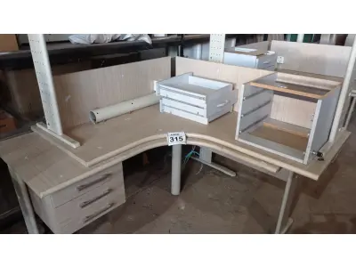 LOTE 315 - 02 MESAS EM L DE MADEIRA COM 03 GAVETAS. (NO ESTADO) ATENÇÃO! FAZER A VISITAÇÃO ANTES DE ARREMATAR, NÃO SABEMOS SE FUNCIONA, LEILÃO NÃO TEM GARANTIA E NEM DEVOLUÇÃO, SUJEITO A POSSÍVEIS AVARIAS VISÍVEIS/OCULTAS E/OU AUSÊNCIA DE COMPONENTES.