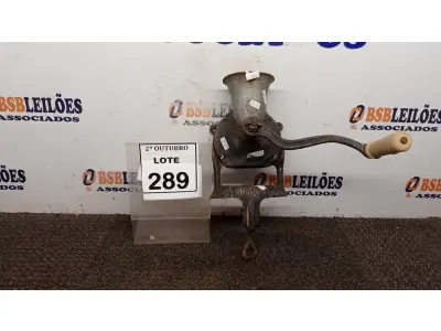 LOTE 289 - 01 MOEDOR DE GRÃOS. (NO ESTADO) ATENÇÃO! FAZER A VISITAÇÃO ANTES DE ARREMATAR, NÃO SABEMOS SE FUNCIONA, LEILÃO NÃO TEM GARANTIA E NEM DEVOLUÇÃO, SUJEITO A POSSÍVEIS AVARIAS VISÍVEIS/OCULTAS E/OU AUSÊNCIA DE COMPONENTES.